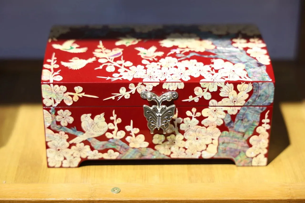 Red-ground luodian jewelry box