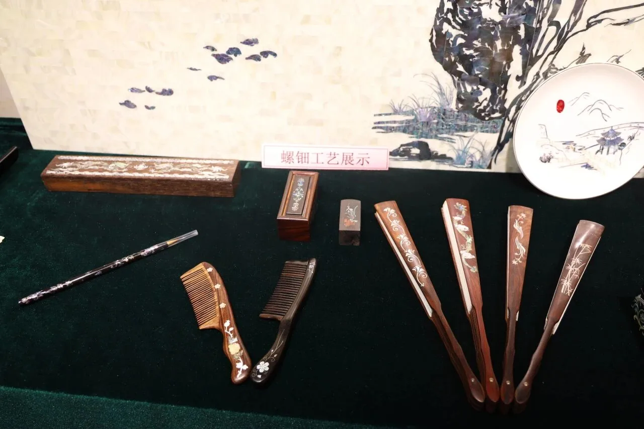Luodian fans, combs and scholar objects
