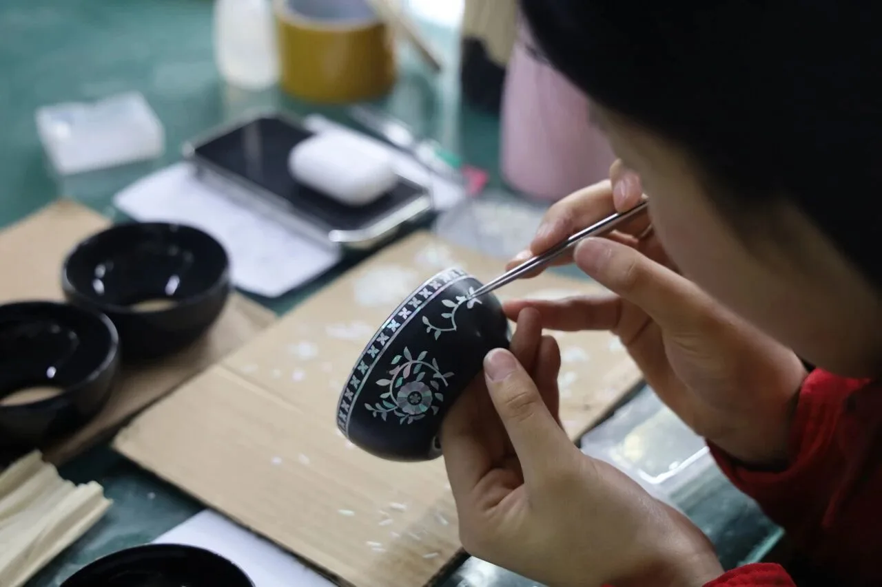 Inlaying a flower motif on a small bowl